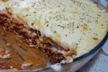 Lasanha Caseira Fácil com Molho Branco e Carne Moída