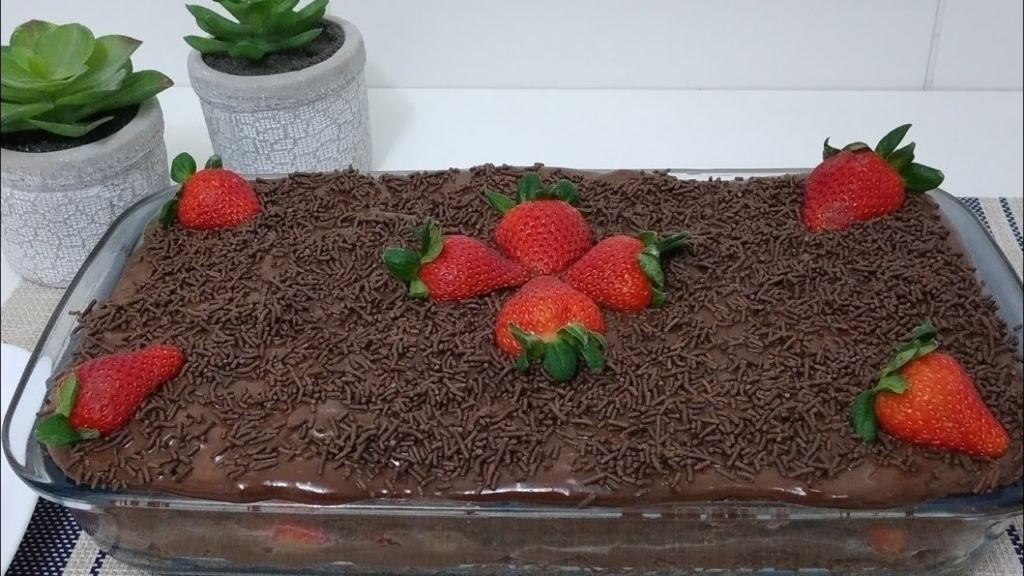 Bolo gelado de brigadeiro com morango