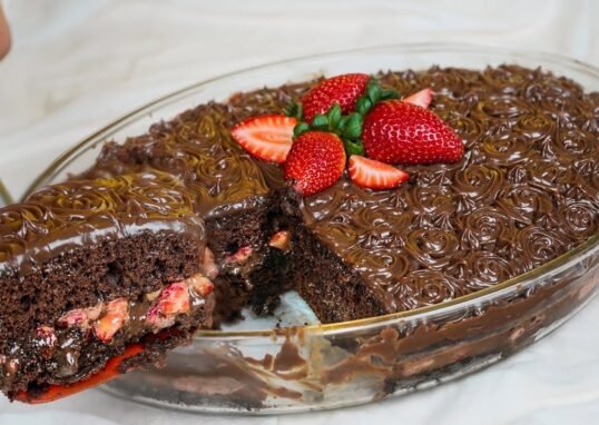 Bolo Gelado de Brigadeiro com Morango