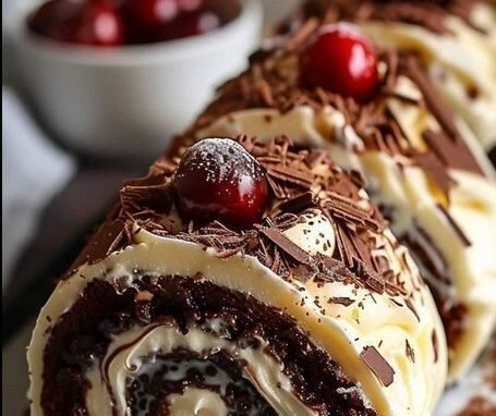 Bolo de Rolo de Chocolate com Cereja