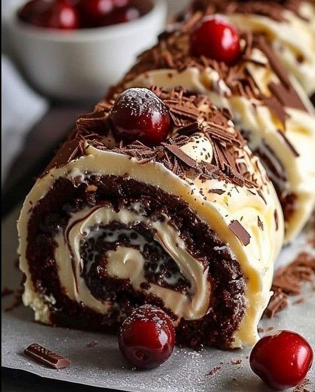 Bolo de Rolo de Chocolate com Cereja