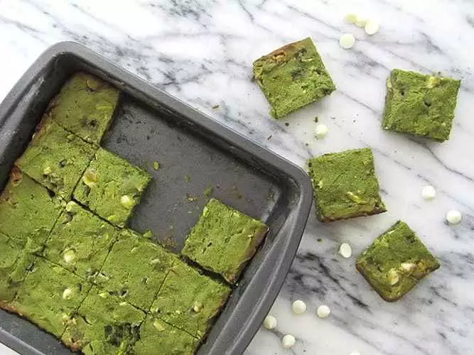 brownie de matcha e chocolate branco
