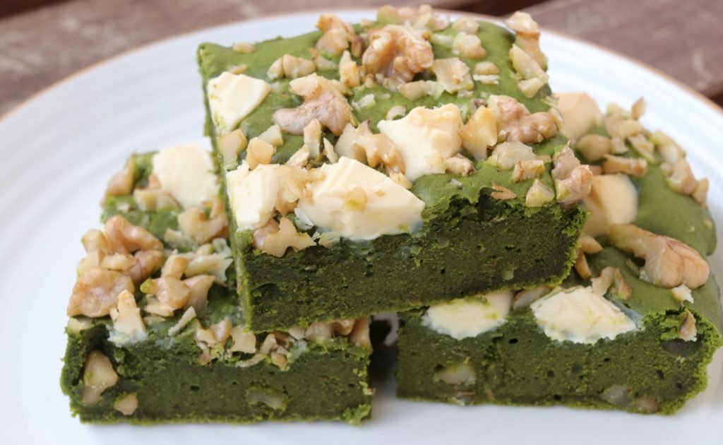 brownie de matcha e chocolate branco